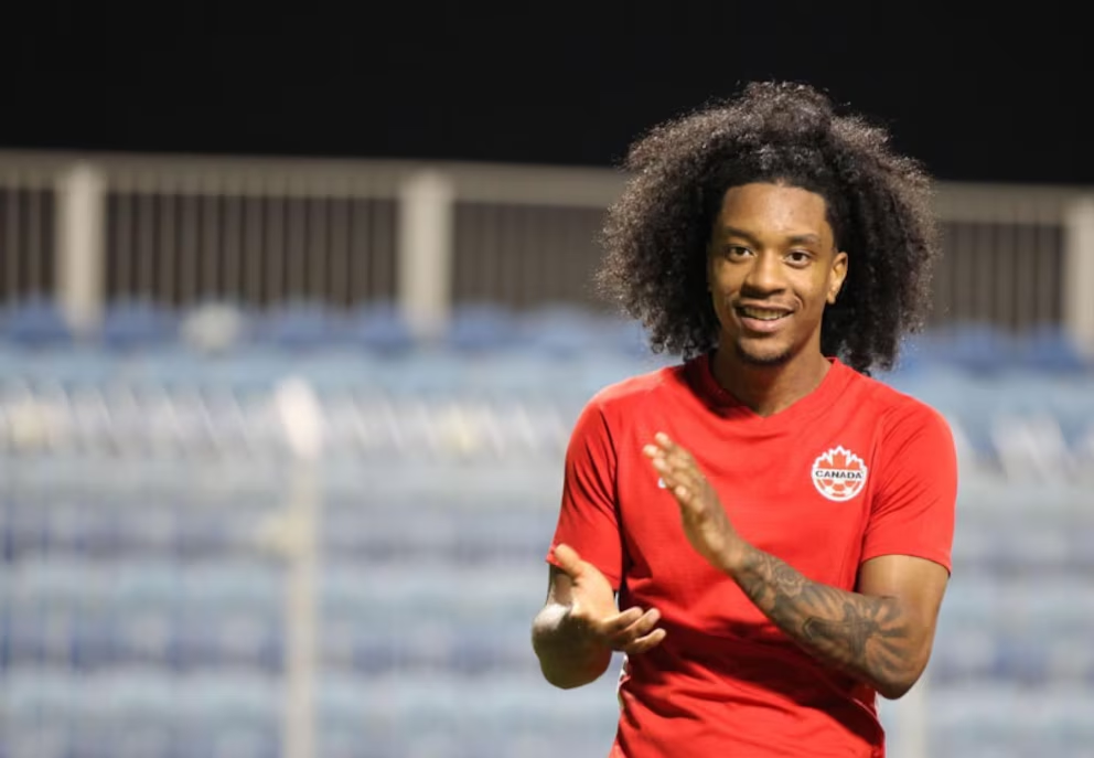Futbolista de la selección de Canadá preparándose para el Mundial 2026.