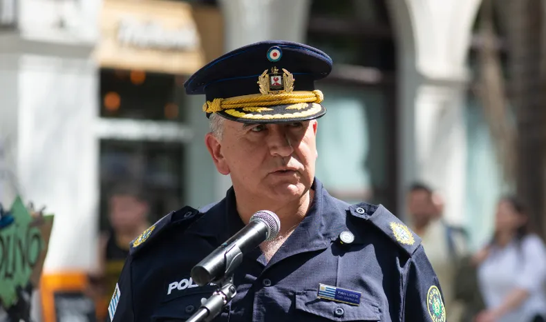 Efectivos de la policía uruguaya patrullando las calles de Montevideo.