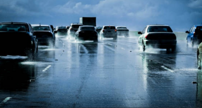 Calles inundadas en una ciudad estadounidense tras lluvias torrenciales.