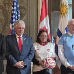 Lubetkin posando con la camiseta de la selección uruguaya.