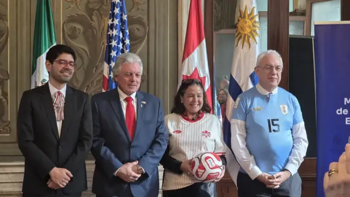 Lubetkin posando con la camiseta de la selección uruguaya.