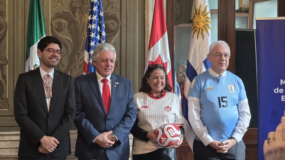 Lubetkin posando con la camiseta de la selección uruguaya.