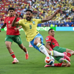 Jugadores de Marruecos disputando el balón con superioridad ante Brasil en el Mundial 2026.