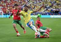 Jugadores de Marruecos disputando el balón con superioridad ante Brasil en el Mundial 2026.