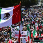 Colectivos de búsqueda sosteniendo fotos de desaparecidos en Ciudad de México.