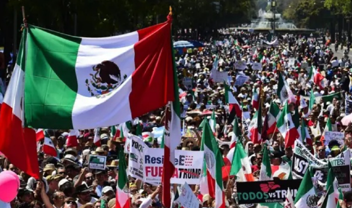 Colectivos de búsqueda sosteniendo fotos de desaparecidos en Ciudad de México.
