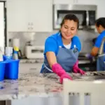 Trabajadora doméstica realizando tareas en un hogar en Uruguay