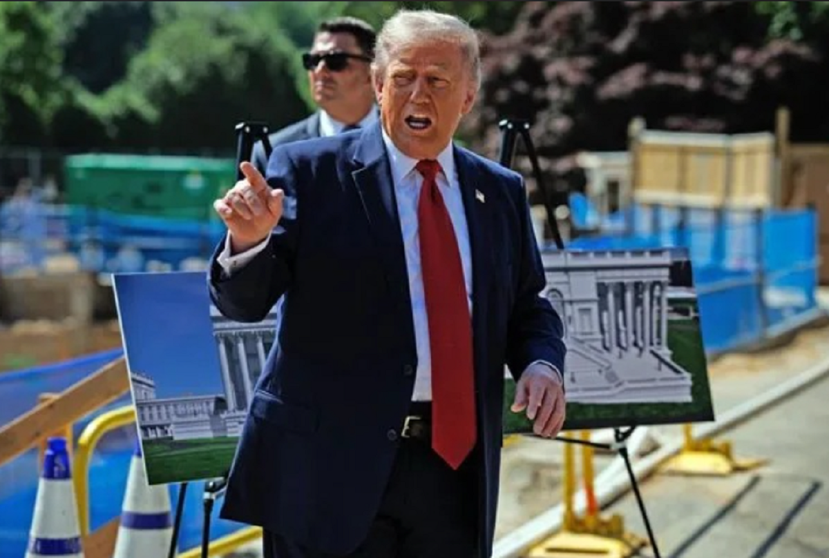 Donald Trump realizando declaraciones sobre el conflicto con Irán.