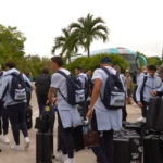 Jugadores de la selección uruguaya llegando al aeropuerto de Cancún.