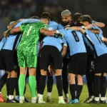 La hinchada uruguaya alentando a la selección desde las tribunas del Estadio Centenario.