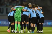 La hinchada uruguaya alentando a la selección desde las tribunas del Estadio Centenario.