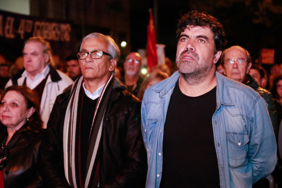 Banderas rojas de la organización política investigada por financiación ilegal del PCU ante la Justicia.