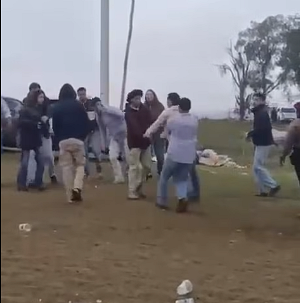 Personas agrediéndose en la vía pública durante la batalla campal en Caraguatá a la salida de un baile.