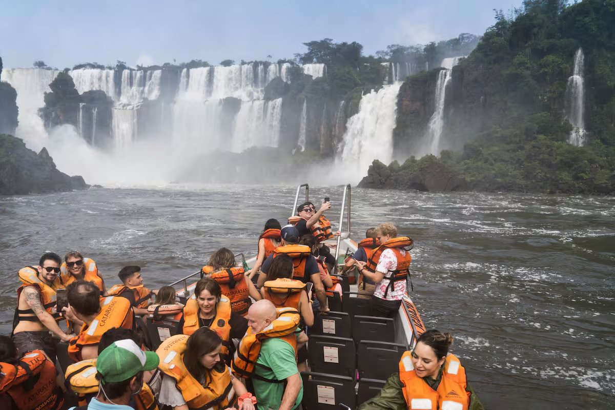 Embarcación turística navegando en el río Iguazú donde ocurrió la tragedia en las Cataratas del Iguazú.