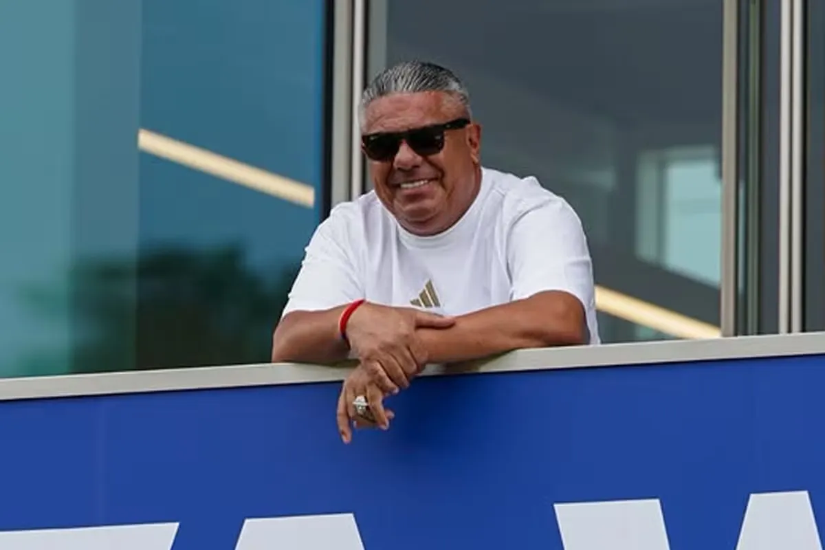 Dirigentes deportivos en el aeropuerto cuando la Justicia de EE. UU. incauta teléfonos de Chiqui Tapia.