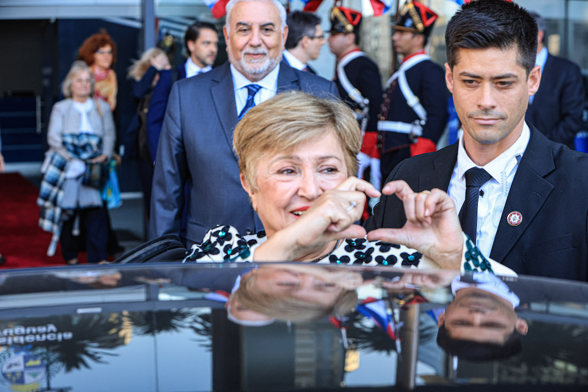 El presidente Yamandú Orsi elogia mensaje del FMI en rueda de prensa en el puente de La Concordia