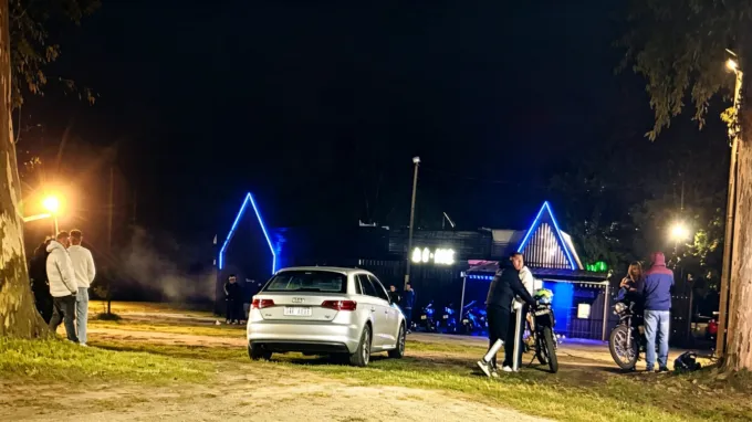La inacción de la Inspectoría Departamental contrasta con la celeridad demostrada en otros operativos de clausura. Las sospechas de favoritismo y conflictos de interés crecen mientras el local continúa operando a pesar de la orden de cierre.
