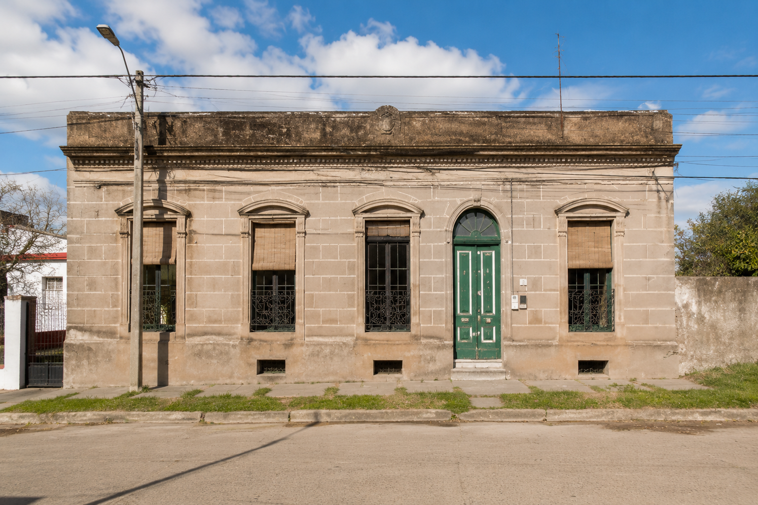 Fachada y ubicación del inmueble involucrado en la polémica en el Mides en Paysandú.