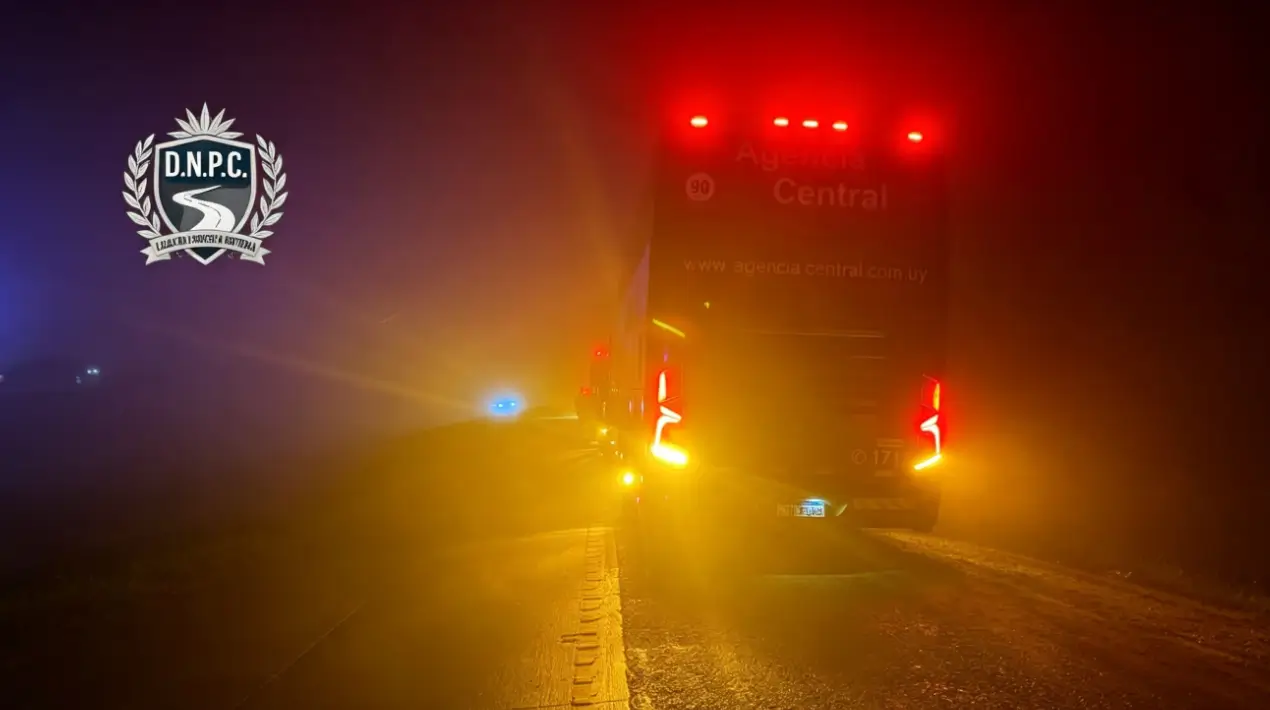 Patrullero de la Policía Caminera en el lugar del suceso en ómnibus interdepartamental en la ruta 3.