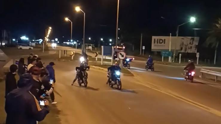 Efectivos de la Policía Científica investigan la zona de las picadas ilegales en el Parque Rodó tras un homicidio.