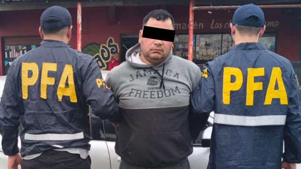 Efectivos policiales de la Provincia procediendo al traslado del imputado tras la detención en Merlo.