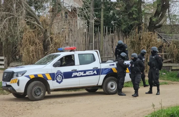 Vehículo de la Jefatura de Policía de Salto que investiga la agresión a un policía y su hija.