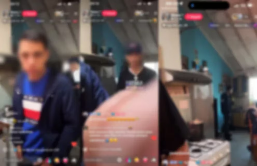 grupo de jóvenes exhibiendo armas en TikTok durante un vivo