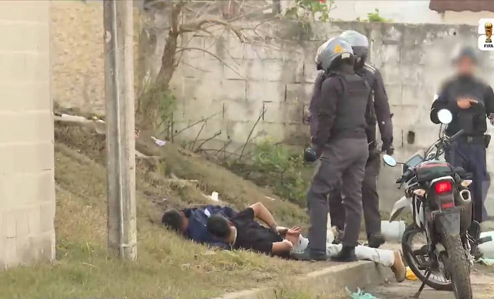La detención que jóvenes que hacían transmisión de Tiktok mostrando armas (Captura Telemundo/Canal 12)