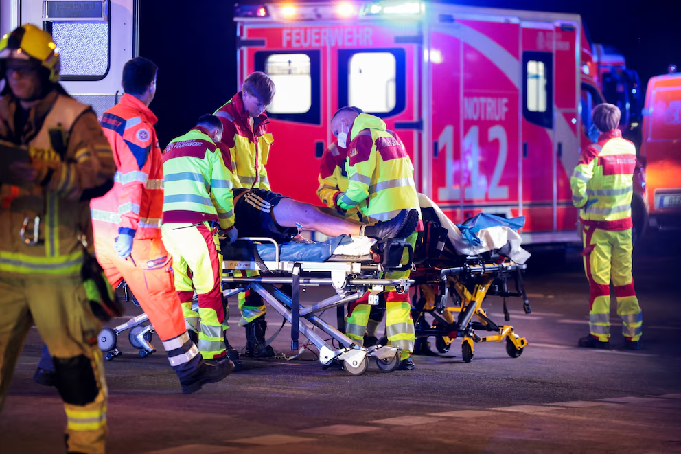 Agentes policiales y servicios de emergencia trabajan en la escena tras el atropello masivo en Berlin