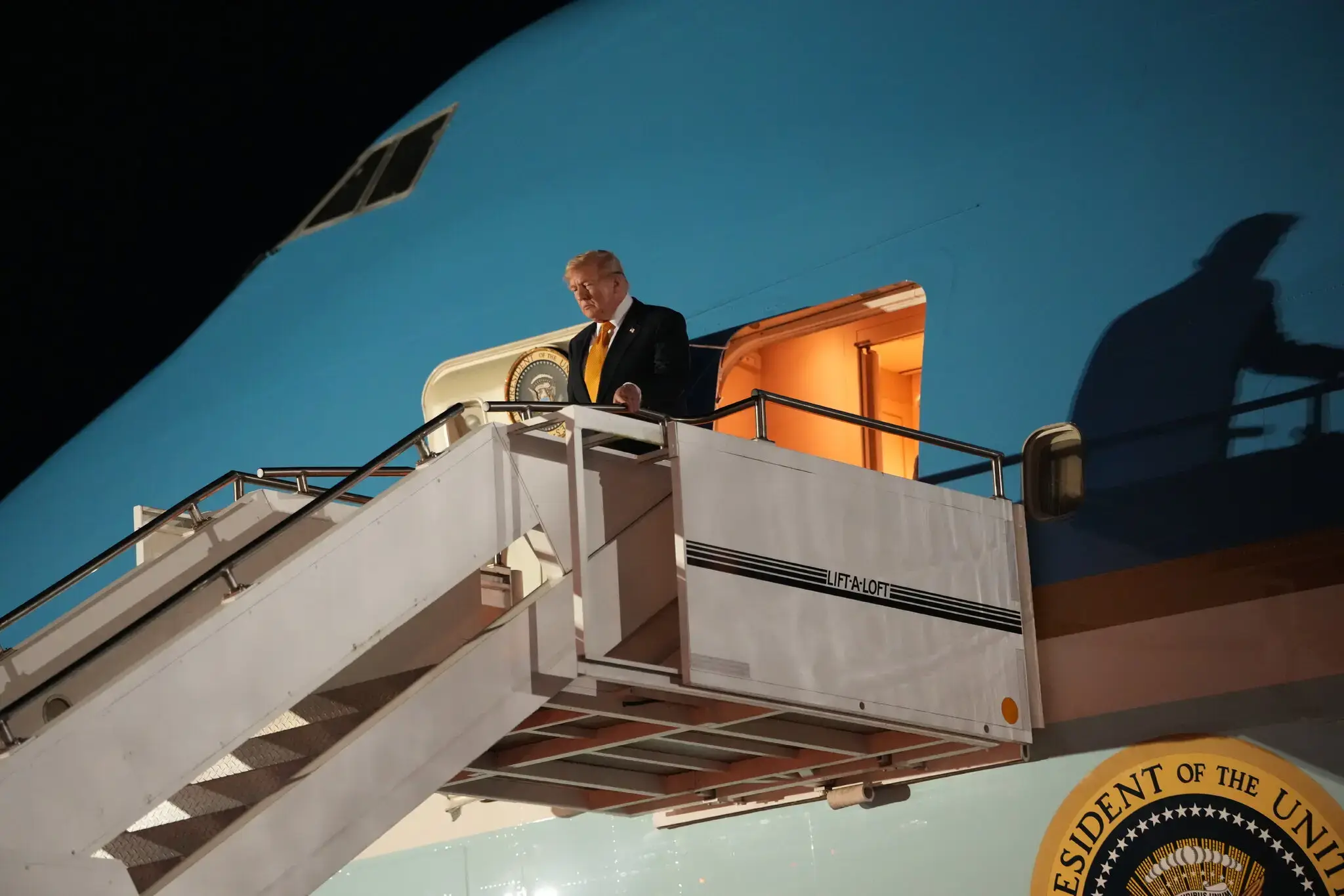Inspeccion del avión presidencial desplegado en respuesta a la amenaza irani contra el air force one en Turquía