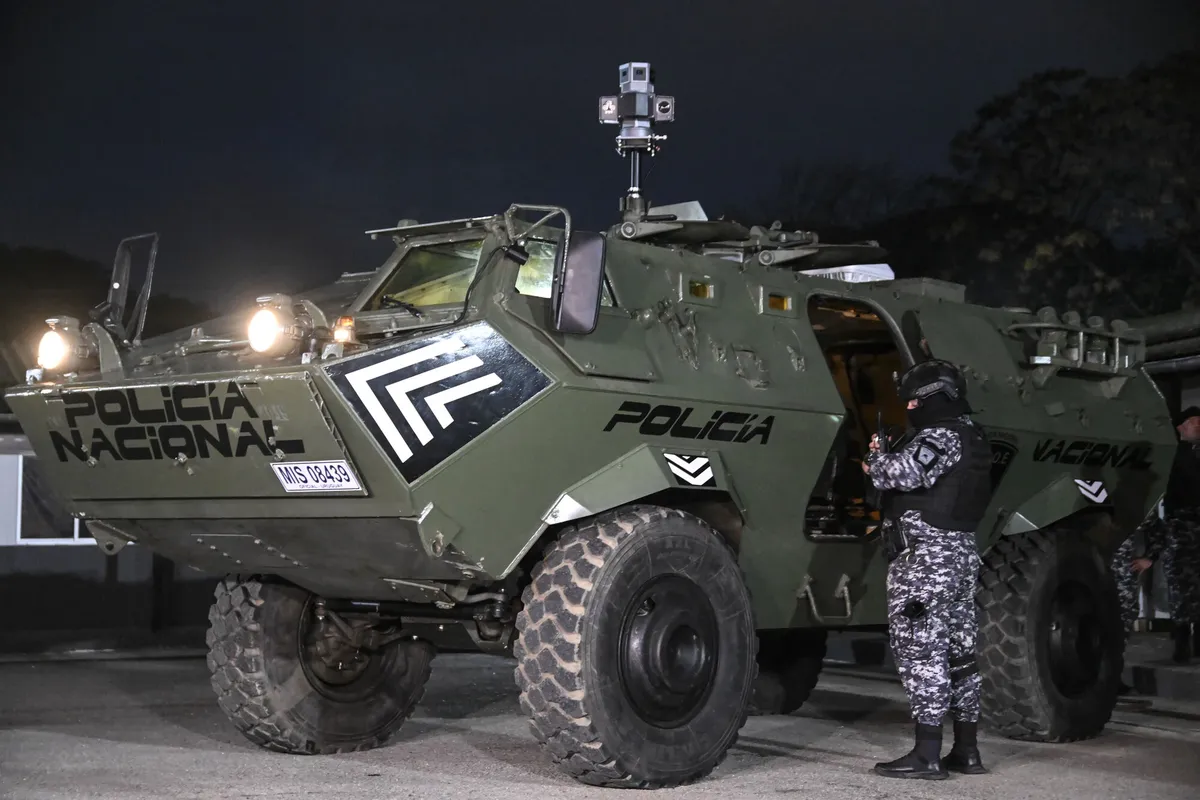 El blindado militar Cóndor asignado a la policía quedó inmovilizado tras sufrir roturas en sus sistemas.