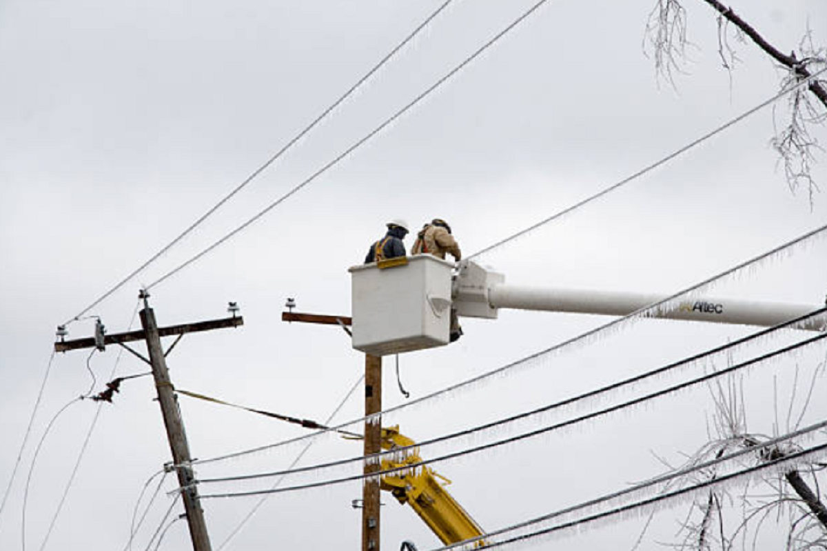 Operarios trabajando tras el temporal en Salto para reparar las columnas y cables caídos de UTE.