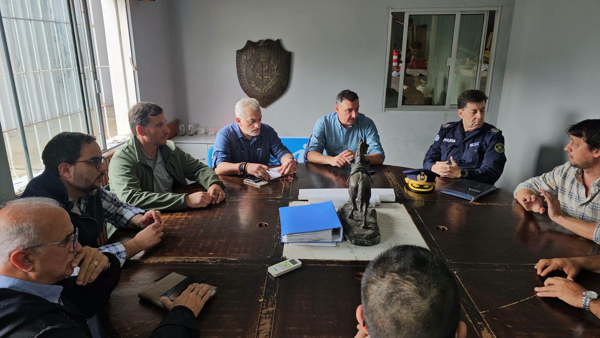 Autoridades coordinando la reconstrucción tras el temporal en Salto en las zonas más afectadas.
