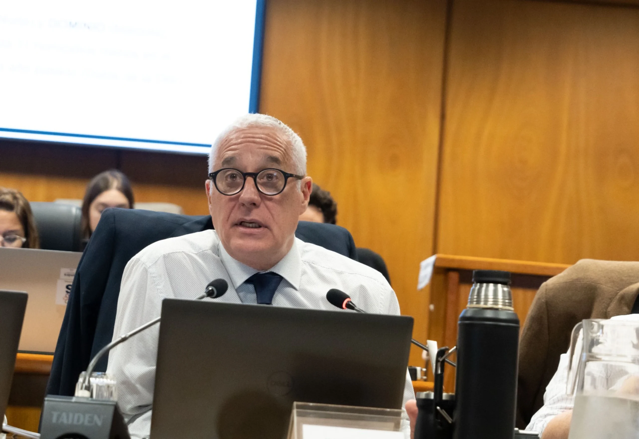 El ministro del Interior Carlos Negro expone ante el Parlamento el plan para la descentralización del INR.
