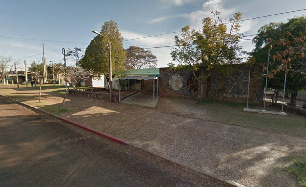 Fachada institucional de centro educativo donde madre amenazó a subdirectora de escuela en Salto.