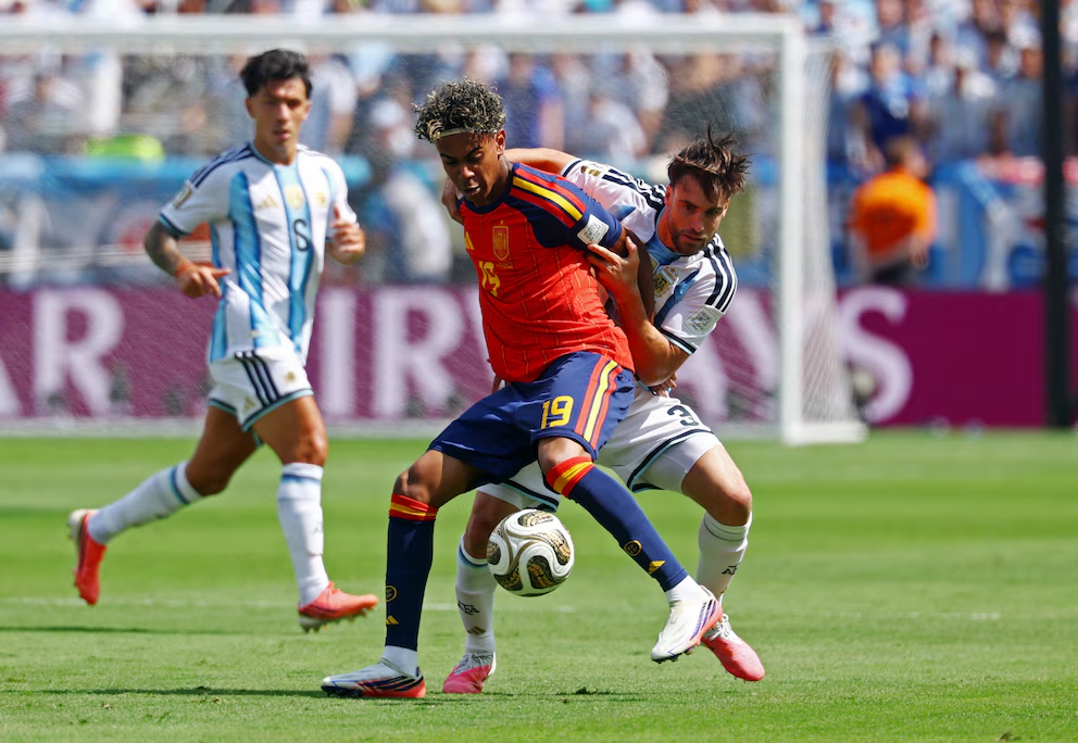 Jugadores disputando el balón en la final del Mundial 2026 entre España y Argentina.