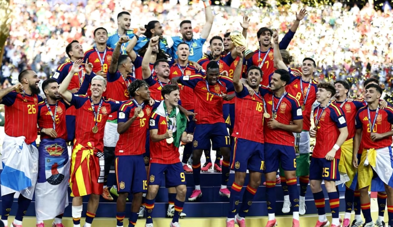 Fotografía del autobús multitudinario durante las celebraciones de los campeones del mundo en vivo.