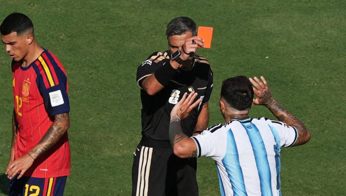 Despliegue táctico en el MetLife donde con Argentina con 10 jugadores España es superior a la Argentina.