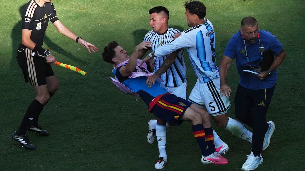 Paredes y Almada agrediendo a jugadores españoles tras la vergonzosa derrota de Argentina en la final.