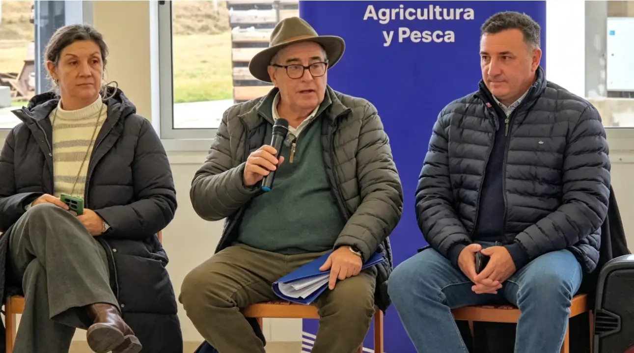 El ministro Alfredo Fratti aclara frase sobre productores durante una conferencia de prensa sobre las ayudas