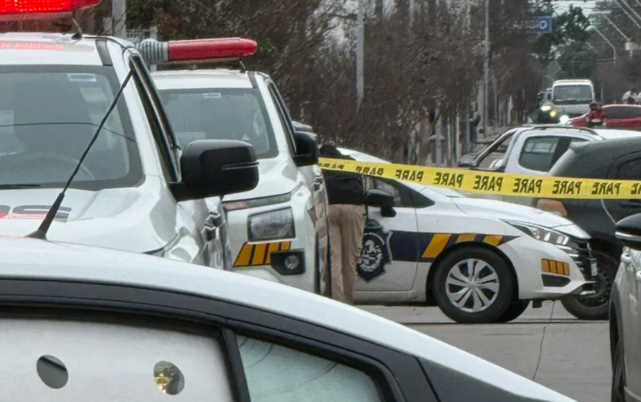 Efectivos policiales preservan la escena donde ocurrió el homicidio en Maldonado tras el ataque a balazos.