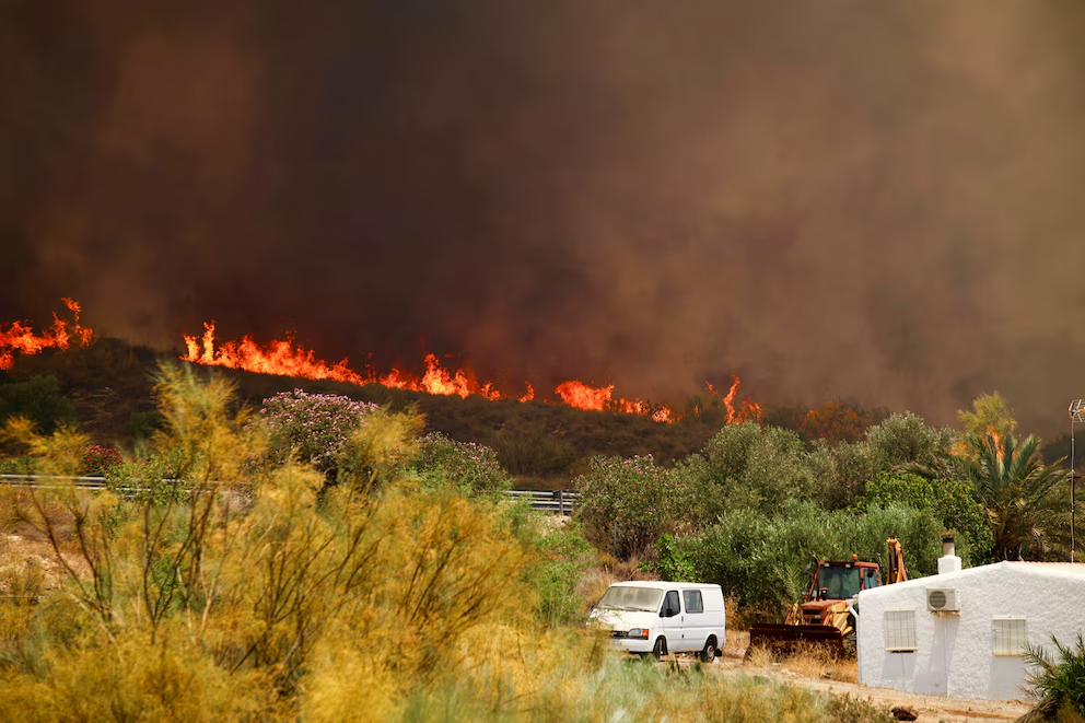 Vista panorámica de la devastación por el incendio en Almería