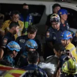 Devastador incendio en Bangkok consume un local nocturno en el distrito de Chatuchak
