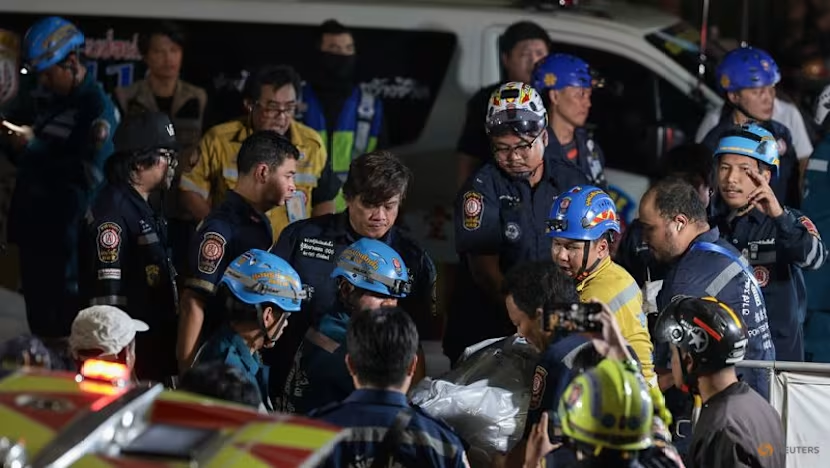 Devastador incendio en Bangkok consume un local nocturno en el distrito de Chatuchak