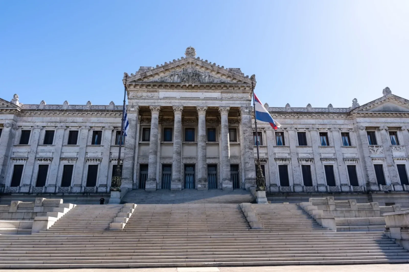 Ingreso de personas trans al Estado: el relato de la inclusión se desploma ante las cifras de la gestión de Yamandú Orsi 1 ingreso de personas trans al estado uruguay scaled