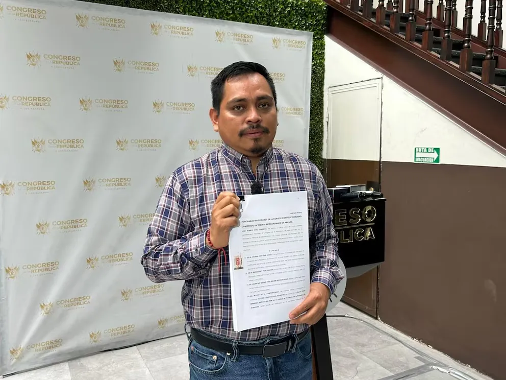 El diputado José Chic presentando el amparo por la crisis de las cárceles de Guatemala