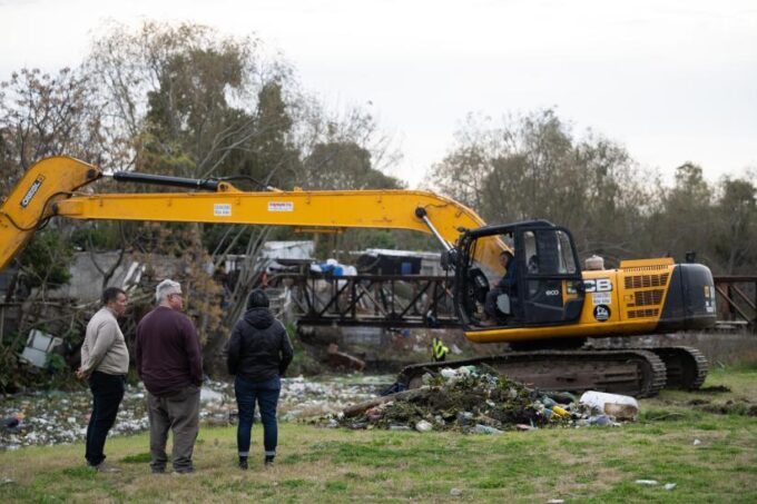 Maquinaria realizando la limpieza profunda del Arroyo Carrasco