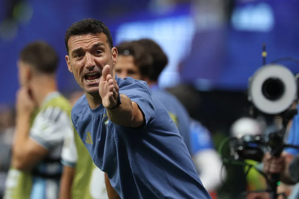 Lionel Scaloni en conferencia de prensa desmintiendo un conflicto interno en la selección argentina.