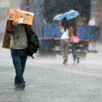 Suelos al límite: Costa Rica refuerza su vigilancia ante la inminente llegada de la onda 21 3 Lluvia intensa sobre el Obelisco porteño reflejando a qué hora llueve hoy en Buenos Aires según el SMN.