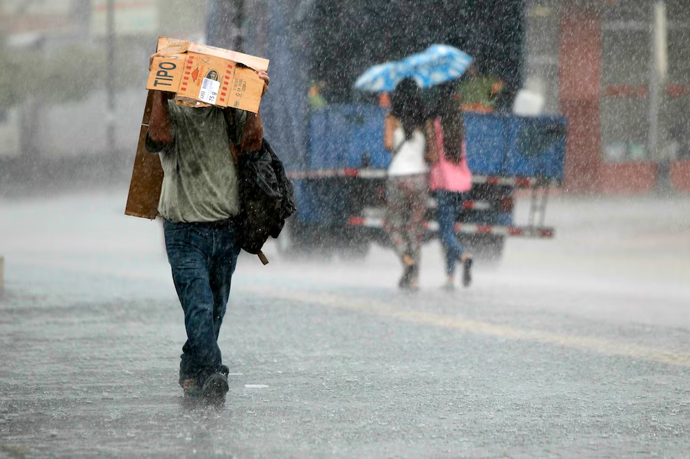 Lluvia intensa sobre el Obelisco porteño reflejando a qué hora llueve hoy en Buenos Aires según el SMN.